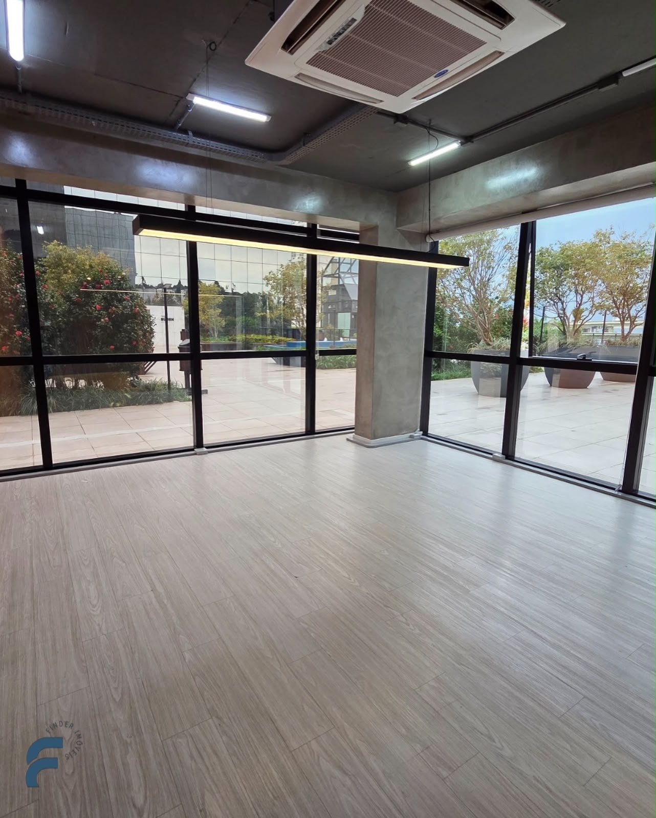Sala comercial de 99 m² para aluguel | Centro Executivo Carl Hoepcke